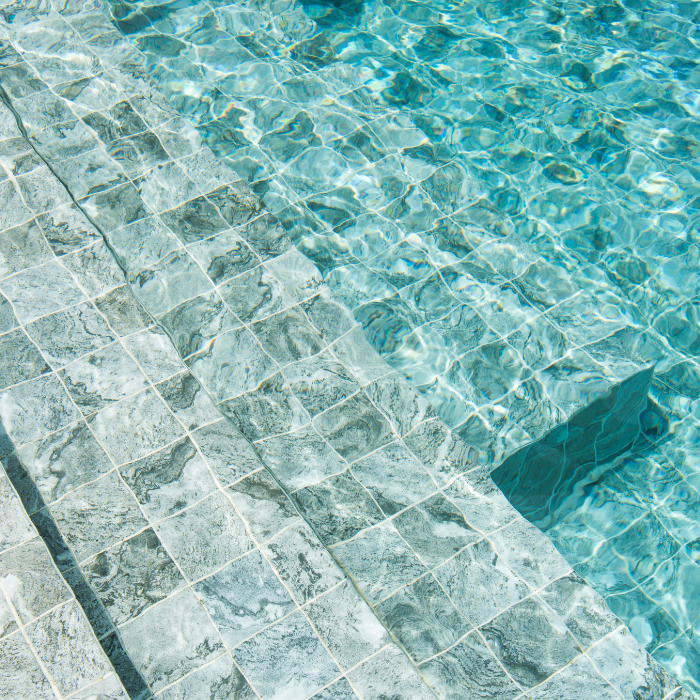Mosaïque de piscine bleue à Vallauris