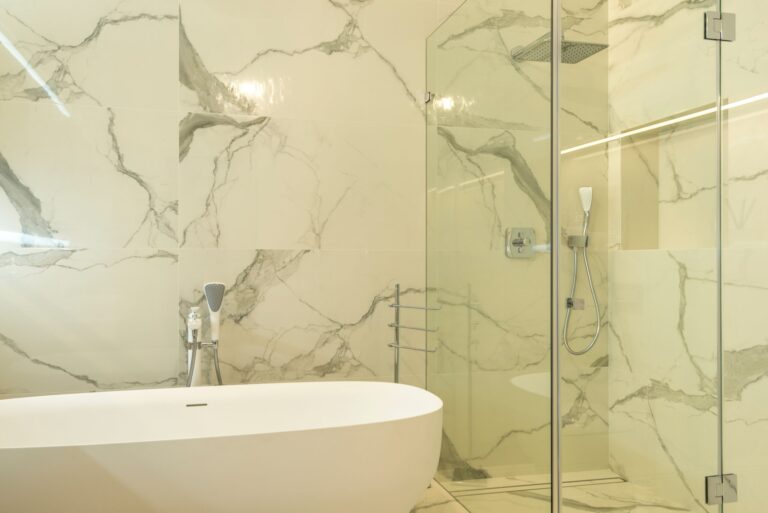 Douche carrelée à Auribeau-sur-Siagne