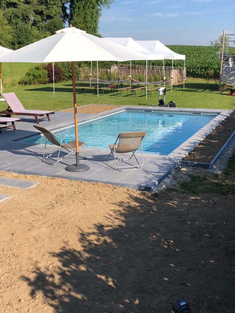 Carrelage autour d'une piscine à Cannes