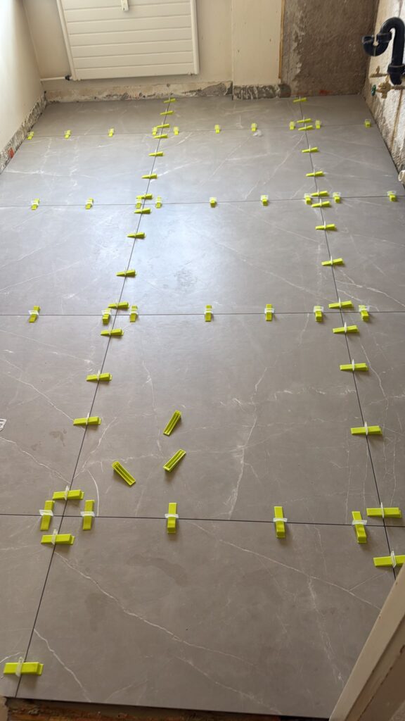 Pose de carrelage avec croisillons à Cannes