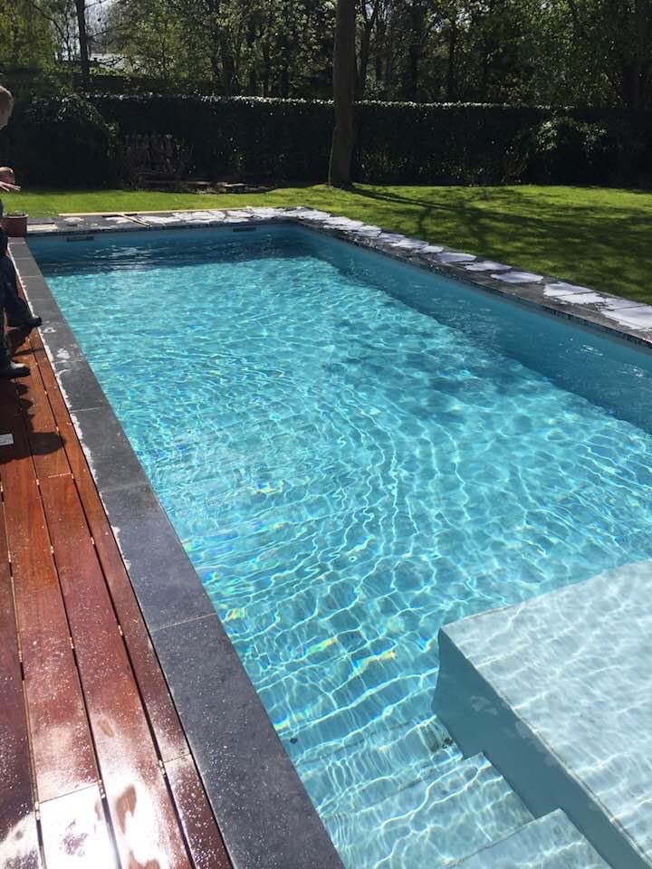 Plage de piscine carrelée à Cannes