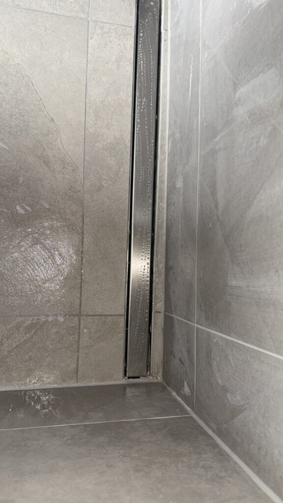 Salle de bain avec receveur carrelé à Cannes