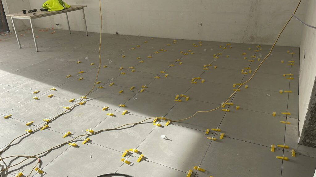 Chantier de pose de carrelage de salon à Cannes