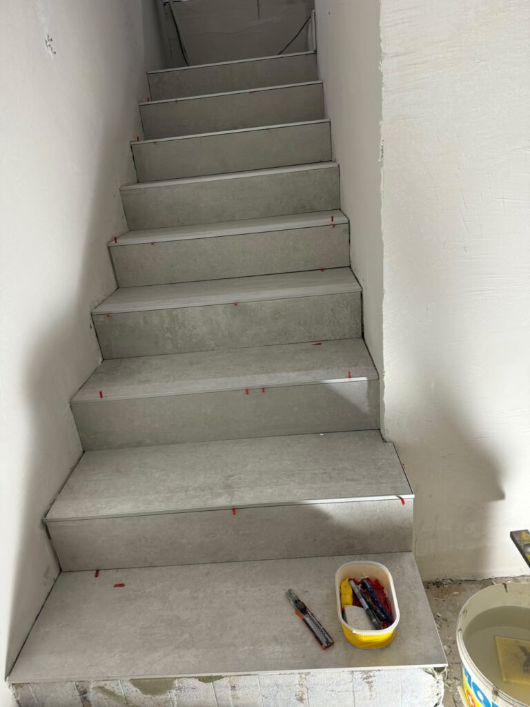Escalier carrelé à Cannes