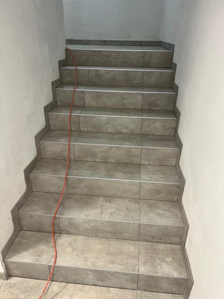 Marches d'escalier carrelées à Cannes